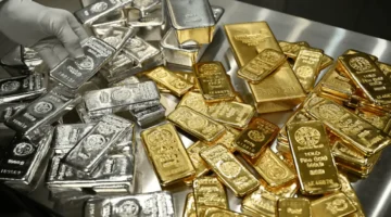 خسائر تاريخية.. أسعار الذهب والفضة تسجل أكبر تراجع أمام الدولار منذ عقود